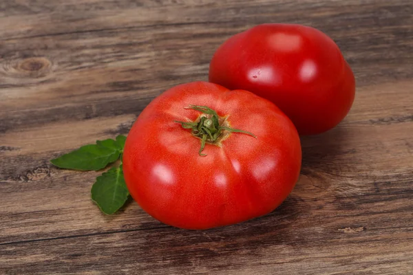 Ahşap arka plan üzerinde olgun domates — Stok fotoğraf