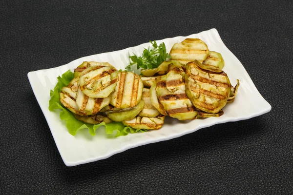 Izgara patlıcan dilimleri fesleğen servis