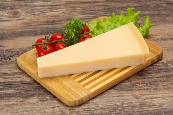 Triangle de fromage parmesan traditionnel italien — Photo