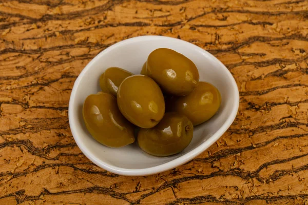 Grüne Oliven in der Schüssel — Stockfoto