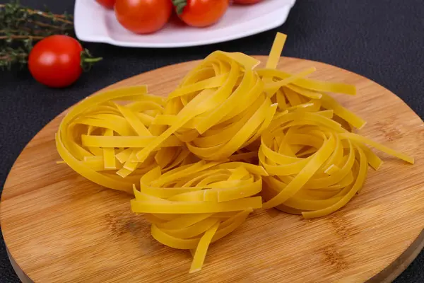 Rauwe pasta fettuccini — Stockfoto