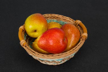 Ahşap sepet armut yığını