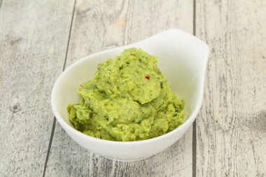 Acı biber ile Avokado guacamole sos