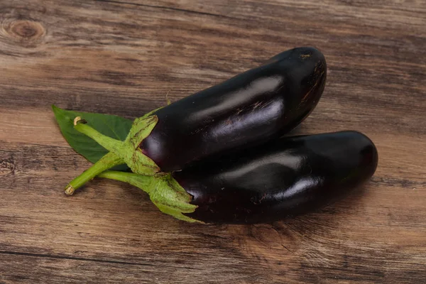 Zralý chutný Eggplant na dřevěné pozadí — Stock fotografie