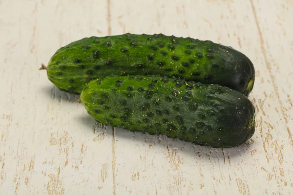 Rijpe verse groene twee komkommers — Stockfoto