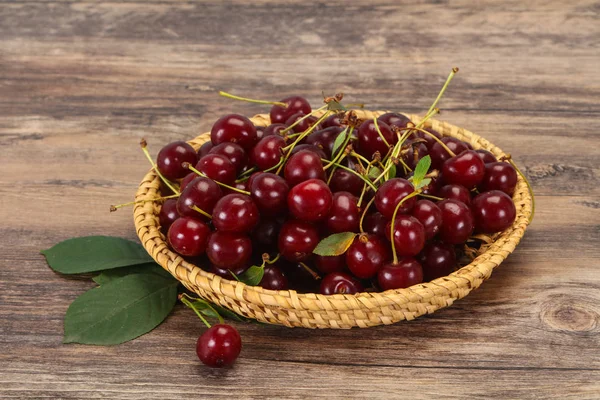 ile tatlı Olgun Kiraz yaprakları