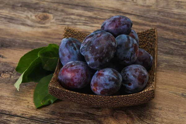 Sepette olgun erik yığını