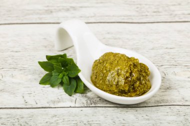 Fesleğen sosu Pesto