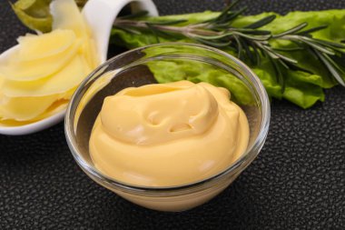 Kabın içinde peynir sos