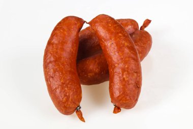 Beyaz arka planda lezzetli et sosis