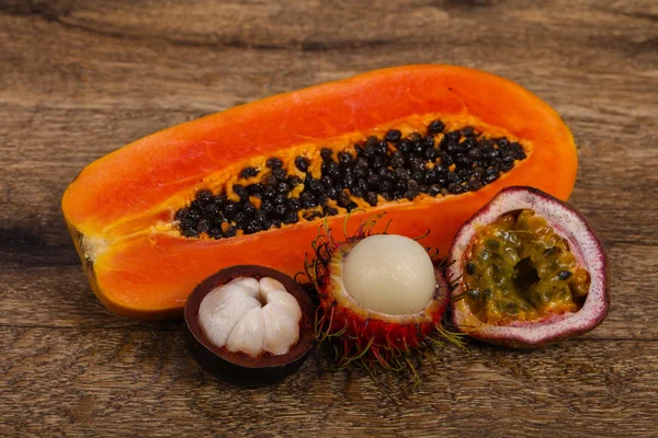 Mélange de fruits tropicaux - Papaye, fruit de la passion, mangoustan, rambutan — Photo