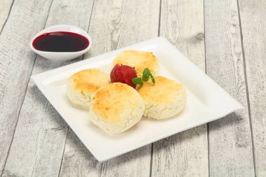 Reçel ve stravberry ile lor krep