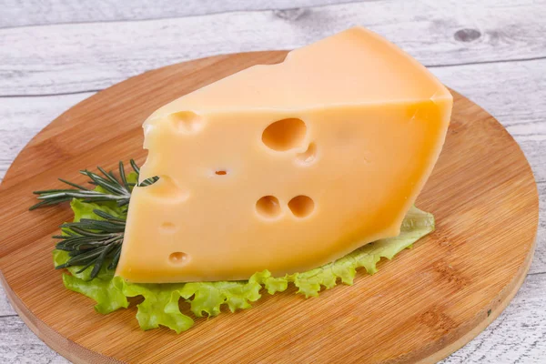 Maasdam peynir kurulu salata yaprakları servis — Stok fotoğraf