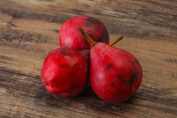 Maturare ammasso di pera rossa dolce — Foto Stock