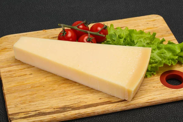 Triangle de fromage parmesan traditionnel italien — Photo