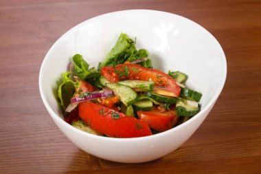 Domatesli sebze salatası, salatalık