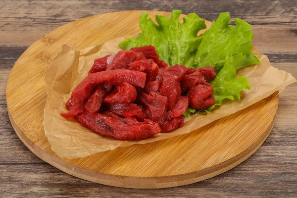 Сырое мясо говядины, нарезанное для приготовления пищи — стоковое фото