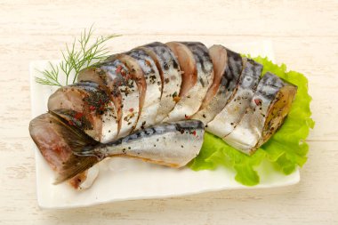 Hetbs ve baharatlar ile Salamura Scomber