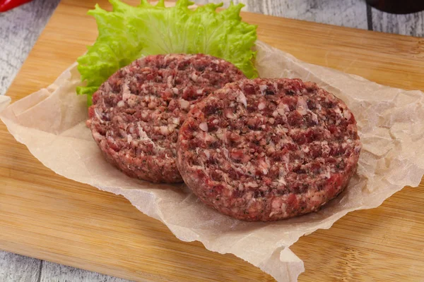 Costeleta de hambúrguer cru — Fotografia de Stock