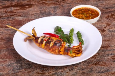 Sos ve hebs ile ızgara kalamar