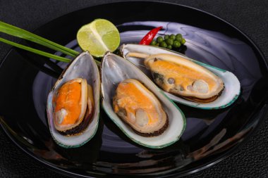 Kireç ve biber ile yarım midye