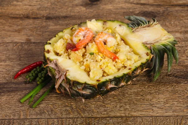 Stekt ris med ananas och räkor — Stockfoto