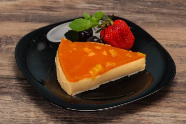 Kayısılı cheesecake çilek servis