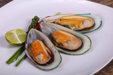 Kireç ve biber ile yarım midye