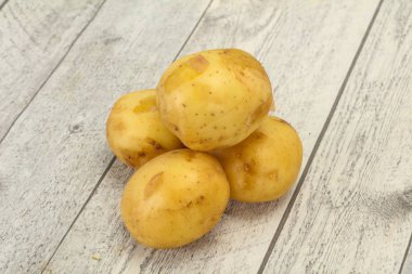 Genç küçük mevsimlik patates yığını