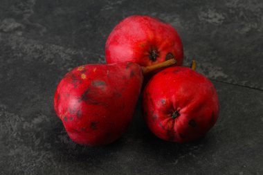 Olgun tatlı kırmızı armut yığını