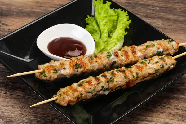 Brochette de porc haché kebab avec sauce — Photo