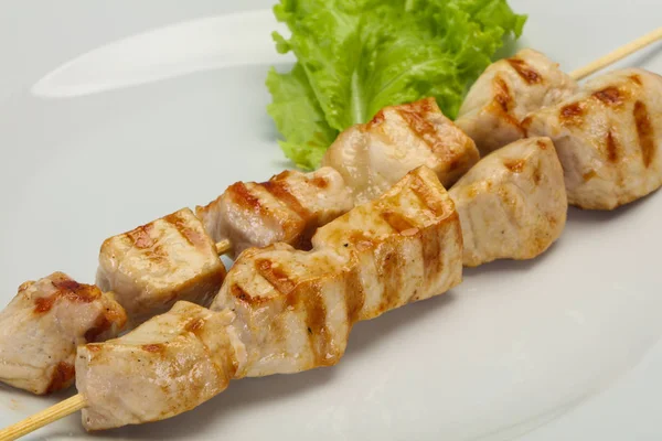 Gegrillter Schweinespieß serviert Salat — Stockfoto