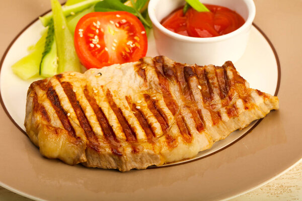 Grilled pork cutlet with sauce and vegetables