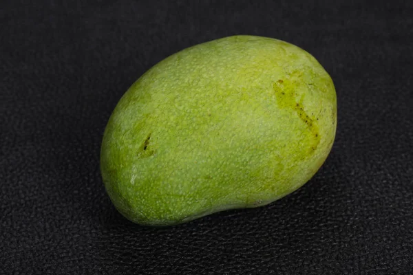 Grønn velsmakende mango over trebakgrunn – stockfoto