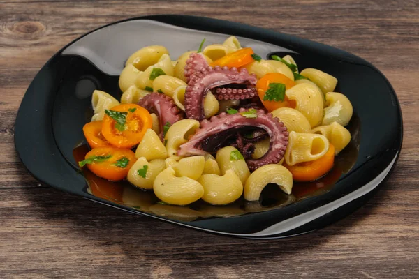 Pasta met octopus en gele tomaten — Stockfoto