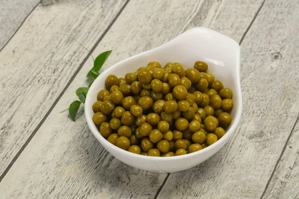 Ingeblikte groene erwten in de kom — Stockfoto