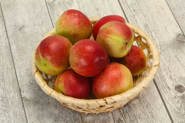 Söta läckra färska mogna aprikoser — Stockfoto