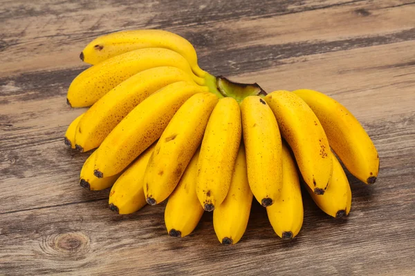 Reife süße Mini-Bananenhaufen — Stockfoto