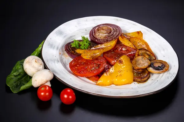 구운 채소 - 토마토, 후추, 버섯, 양파 — 스톡 사진