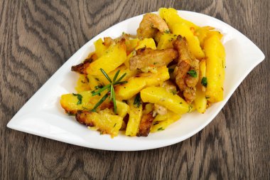 Domuz eti ile kızarmış patates