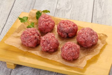 Ahşap arka plan üzerinde çiğ köfte