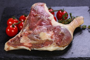 çiğ ördek bacağı