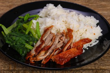 Kavrulmuş ördek göğsü ile Pirinç