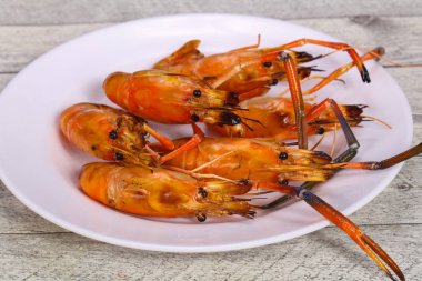 Tabakta ızgara su karidesi