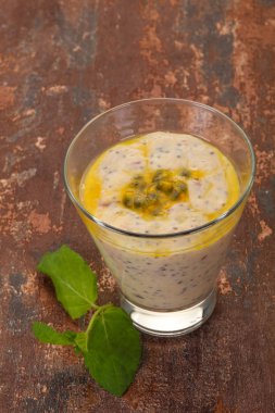 Chia ve tutku meyvesi ile puding