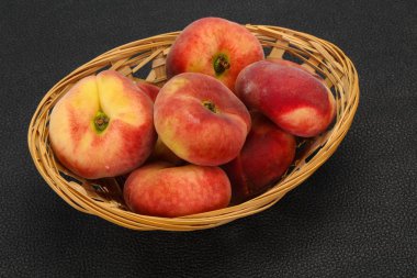 Tatlı olgun lezzetli düz şeftali