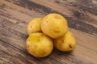 Genç küçük mevsimlik patates yığını