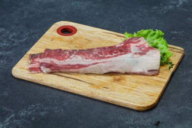 Ahşap tahta üzerinde çiğ sığır pastırması