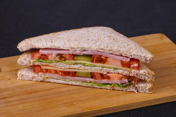 Club-Sandwich mit Schinken und Käse — Stockfoto