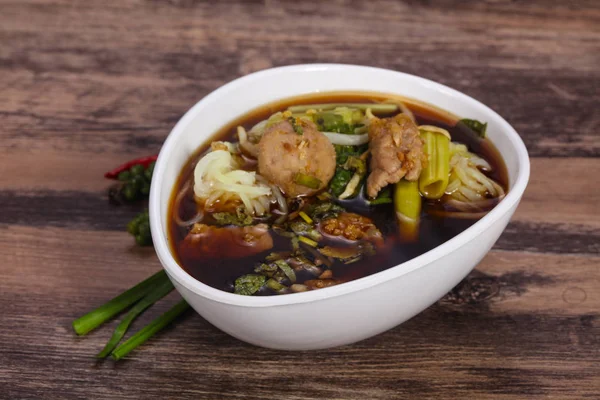Zupa w stylu tajskim z mięsem i grzybami — Zdjęcie stockowe